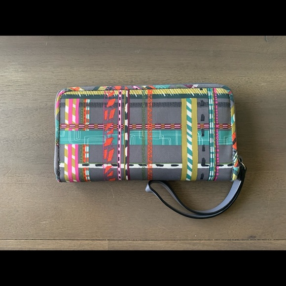 Vera Bradley Zip around wristlet wallet like new - Picture 3 of 3